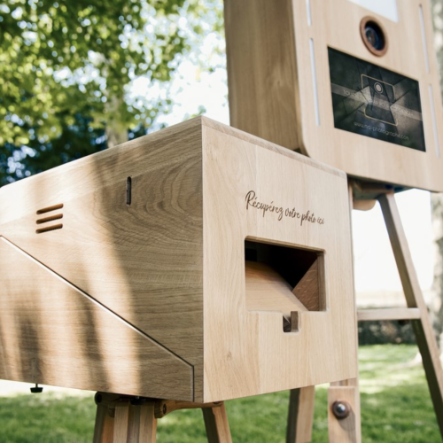 Photobooth vintage en bois naturel pour animation photo élégante