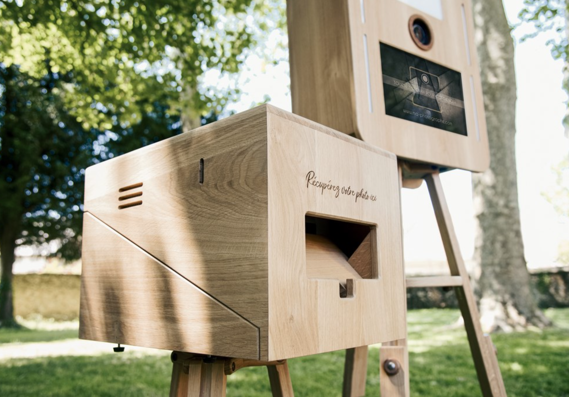 Photobooth vintage en bois naturel pour animation photo élégante