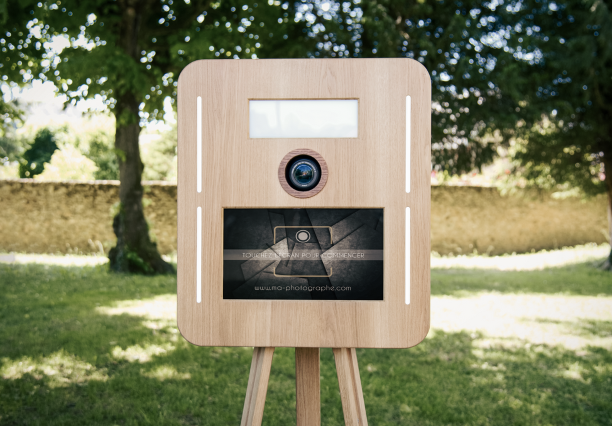 Photobooth vintage en bois naturel pour animation photo élégante