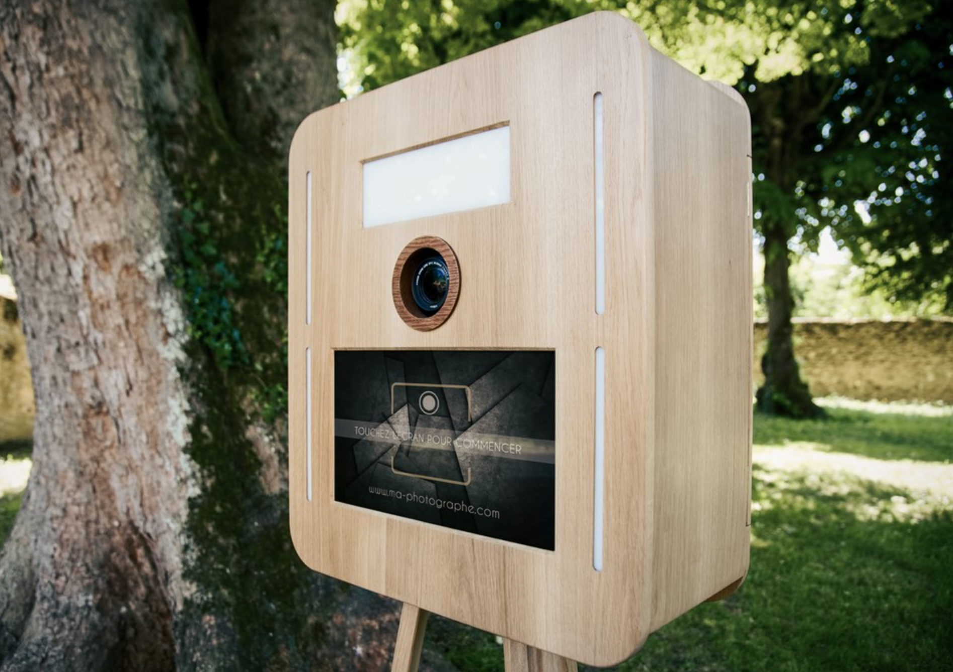 Photobooth vintage en bois naturel pour animation photo élégante